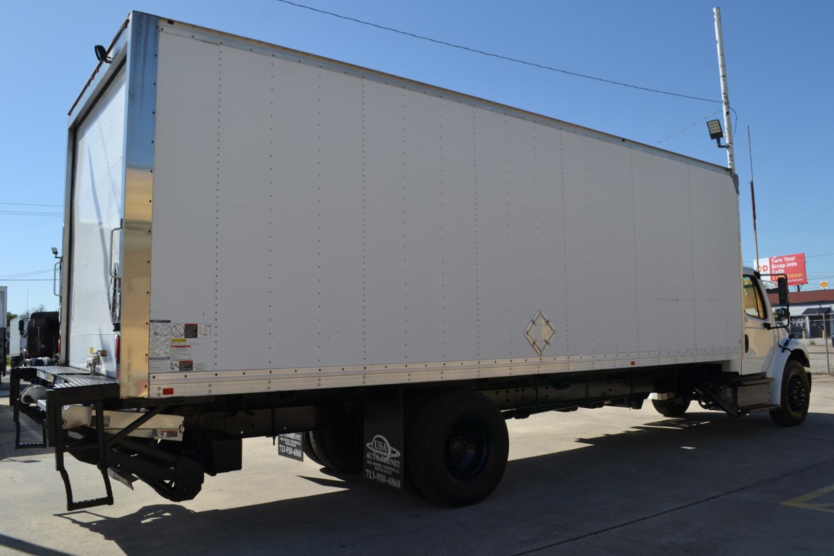 2018 WHITE /BLACK FREIGHTLINER M2-106 with an DETROIT DD5 5.1L 210HP engine, ALLISON 2100HS AUTOMATIC transmission, located at 9172 North Fwy, Houston, TX, 77037, (713) 910-6868, 29.887470, -95.411903 - 25,550LB GVWR NON CDL, SUPREME 26FT BOX , 13FT CLEARANCE, 97" X 102", MAXON 3,000LB CAPACITY ALUMINUM LIFT GATE, E-TRACKS, 80 GALLON FUEL TANK, SPRING RIDE, COLD A/C - Photo#4